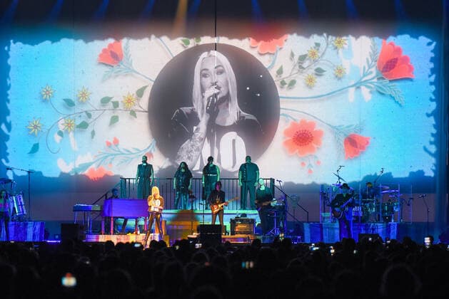 02 04 2022, xlakx, entertaiment music pop, sarah connor emspor, v l singer sarah connor sing at her concert heart power works at the Mercedes Benz Arena Berlin