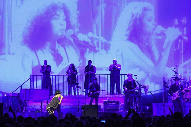 02 04 2022, xlakx, entertaiment music pop, sarah connor emspor, v l singer sarah connor sing at her concert heart power works at the Mercedes Benz Arena Berlin