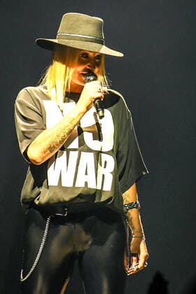02 04 2022, xlakx, entertaiment music pop, sarah connor emspor, v l singer sarah connor sing at her concert heart power works at the Mercedes Benz Arena Berlin