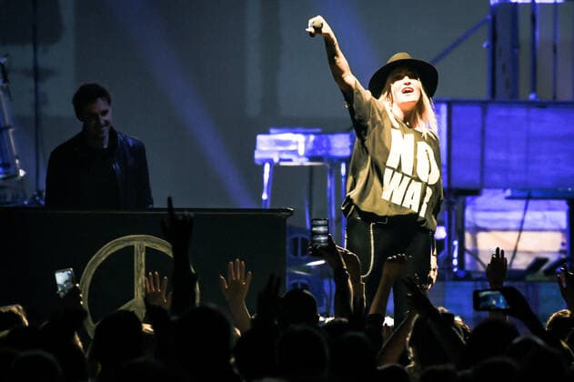 02 04 2022, xlakx, entertaiment music pop, sarah connor emspor, v l singer sarah connor sing at her concert heart power works at the Mercedes Benz Arena Berlin