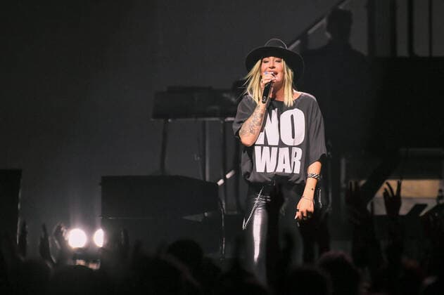 02 04 2022, xlakx, entertaiment music pop, sarah connor emspor, v l singer sarah connor sing at her concert heart power works at the Mercedes Benz Arena Berlin
