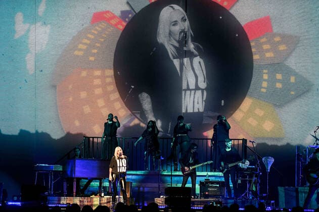 02 04 2022, xlakx, entertaiment music pop, sarah connor emspor, v l singer sarah connor sing at her concert heart power works at the Mercedes Benz Arena Berlin