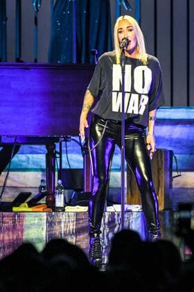 02 04 2022, xlakx, entertaiment music pop, sarah connor emspor, v l singer sarah connor sing at her concert heart power works at the Mercedes Benz Arena Berlin