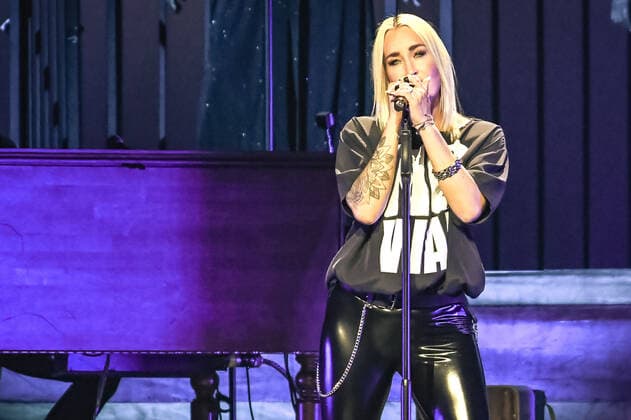 02 04 2022, xlakx, entertaiment music pop, sarah connor emspor, v l singer sarah connor sing at her concert heart power works at the Mercedes Benz Arena Berlin