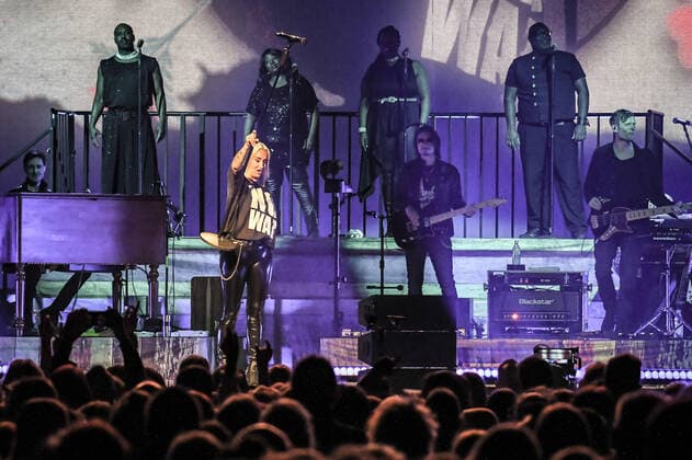 02 04 2022, xlakx, entertaiment music pop, sarah connor emspor, v l singer sarah connor sing at her concert heart power works at the Mercedes Benz Arena Berlin