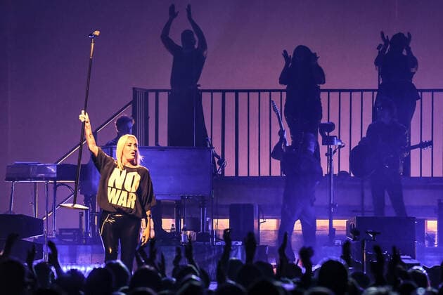 02 04 2022, xlakx, entertaiment music pop, sarah connor emspor, v l singer sarah connor sing at her concert heart power works at the Mercedes Benz Arena Berlin
