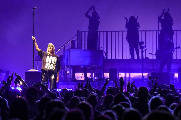02 04 2022, xlakx, entertaiment music pop, sarah connor emspor, v l singer sarah connor sing at her concert heart power works at the Mercedes Benz Arena Berlin