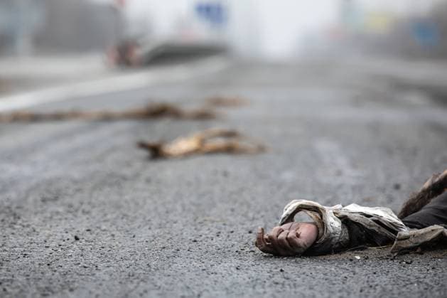 Ukraine-Krieg, Jahrestag der Invasion, Chronologie der Ereignisse, Archivbilder Ukraine-Konflikt, Eindrücke nach Kämpfen in Bucha April 2, 2022, Bucha, Ukraine: (EDITORS NOTE: Image depicts death) A close up of a dead civilian seen on a highway 20km from Kyiv. Almost 300 civilians have been killed along the road in between Zhytomyr and Kyiv near Bucha as most victims tried to cross the Buchanka river to reach the Ukrainian controlled territory and had been killed. Russia invaded Ukraine on 24 February 2022, triggering the largest military attack in Europe since World War II. Bucha Ukraine - ZUMAs197 20220402_zaa_s197_451 Copyright: xMykhayloxPalinchakx