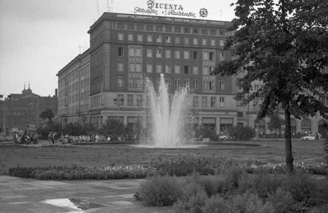 01.06.1967, Magdeburg, Bezirk Magdeburg, DDR - Stadtansicht mit Ernst-Reuter-Brunnen am Ulrichplatz. (60er Jahre, Architektur, aussen, Aussenaufnahme, Bezirk Magdeburg, DDR, deutsch, Deutsche Demokratische Republik, Deutschland, Ernst-Reuter-Brunnen, Europa, europaeisch, Fruehjahr, Fruehling, GDR, Gebaeude, Gesellschaft, Historie, historisch, Jahreszeit, Magdeburg, Menschen, Personen, Platz, pmscartandhistory, QF, Querformat, s w, schwarz-weiss, Sechziger Jahre, Springbrunnen, Stadt, Stadtansicht, Stadtbild, Stadtlandschaft, Strasse, Strassenszene, Ulrichplatz, Wasser, Wasserspiele, Westeuropa, Wilhelm-Pieck-Allee, Wirtschaft, Zeitdokument, Zeitgeschichte) 670601PH133MAGDEBURG.JPG *** 01 06 1967, Magdeburg, district Magdeburg, GDR city vie