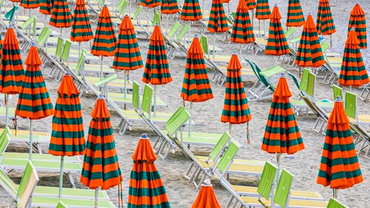  IMAGO Creative: Frühlingsferien und reisen  Sonnenliegen und Sonnenschirme am Strand di Fegina in Monterosso al Mare, Cinque Terre, Ligurische Küste, Ligurien, Italien, Europa *** Sunbeds and umbrellas at Fegina Beach in Monterosso al Mare, Cinque Terre, Ligurian Coast, Liguria, Italy, Europe Copyright: imageBROKER/KarlheinzxIrlmeier ibxkhi08185668.jpg