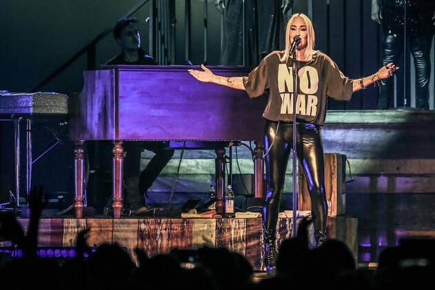 02 04 2022, xlakx, entertaiment music pop, sarah connor emspor, v l singer sarah connor sings at her concert heart power works at the mercedes benz arena berlin