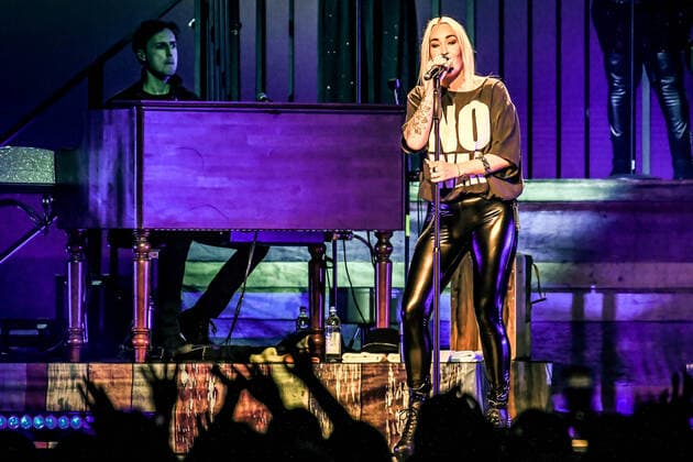 02 04 2022, xlakx, entertaiment music pop, sarah connor emspor, v l singer sarah connor sings during her concert heart power works at the mercedes benz arena berlin