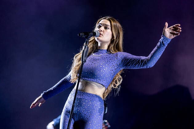 Hamburg, 2 April 2022 Emily Roberts at a concert in Hamburgs Barclays Arena