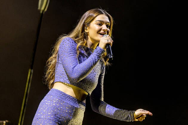 Hamburg, 2 April 2022 Emily Roberts at a concert in Hamburgs Barclays Arena