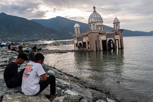 News Themen der Woche KW13 Palu Floating Mosque Residents wait for iftar time around the location of the Arkam Babu Rahman floating mosque which was damaged after being hit by a tsunami in Palu City, Central Sulawesi Province, Indonesia, Sunday 3 April 2022. Although this mosque can no longer be used to worship Muslims, there are still many residents others who came to spend time relaxing around the mosque while taking selfies, especially during the month of Ramadan.  Copyright: xOpanxBustanx xOpnxImagesx