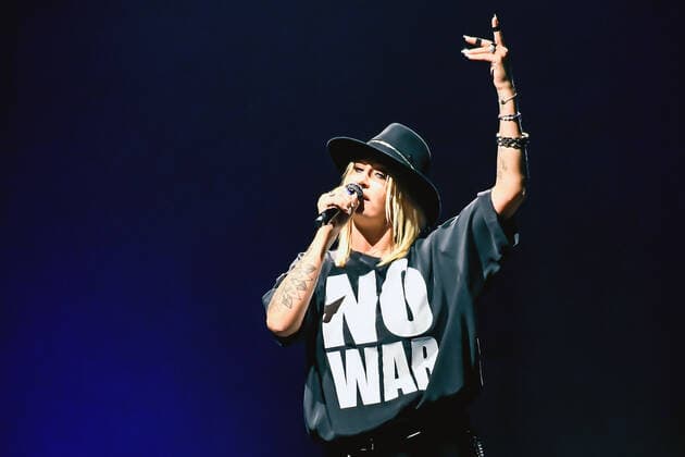 Berlin Sarah Connor concert in the Mercedes Benz Arena Berlin, 02 04 2022 02 04 2022,Entertaiment, v l singer Sarah Connor sing at her concert heart power works in the Mercedes Benz Arena Copyright: xLakomski Eibner-Pressefotox EP_dli