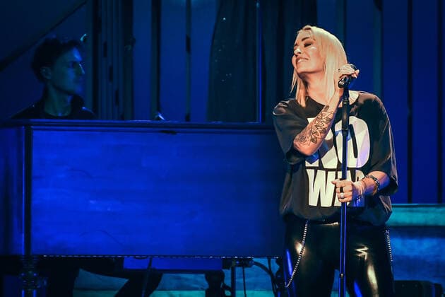 Berlin Sarah Connor concert in the Mercedes Benz Arena Berlin, 02 04 2022 02 04 2022,Entertaiment, v l singer Sarah Connor sing at her concert heart power works in the Mercedes Benz Arena Copyright: xLakomski Eibner-Pressefotox EP_dli