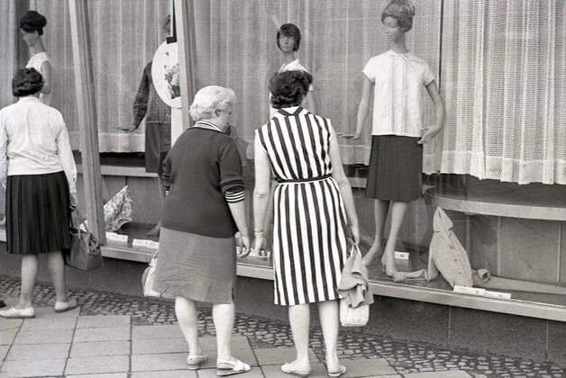 01.06.1967, Magdeburg, Bezirk Magdeburg, DDR - Frauen schauen sich neue Damenmode in einem Schaufenster an. (60er Jahre, Alltag, Alltagsleben, anschauen, ansehen, Auslage, aussen, Aussenaufnahme, Bekleidung, Bezirk Magdeburg, Damenmode, DDR, deutsch, Deutsche Demokratische Republik, Deutschland, Einkaufen, Europa, europaeisch, Fashion, Frauen, Frauenbekleidung, Frauenkleidung, Fruehjahr, Fruehling, GDR, Gesellschaft, Historie, historisch, Jahreszeit, Kaukasier, kaukasisch, Magdeburg, Menschen, Mode, Modegeschaeft, Modeladen, Personen, pmscartandhistory, QF, Querformat, s w, Schaufenster, schwarz-weiss, Sechziger Jahre, Shoppen, Shopping, Stadt, Stadtbild, Stadtleben, Strasse, Strassenszene, Westeuropa, Wirtschaft, Zeitdokument, Zeitgeschich