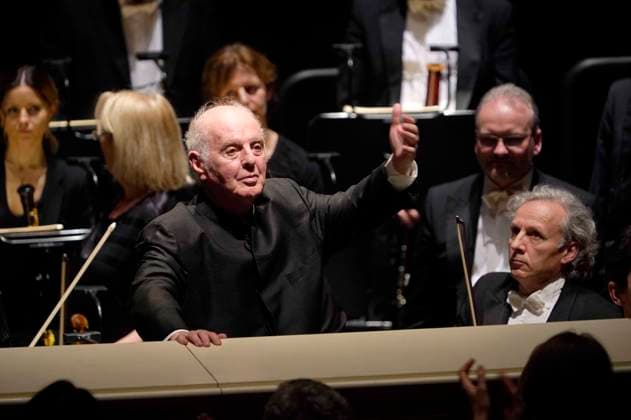 Daniel Barenboim and the Staatskapelle Berlin during the final applause at the premiere of the opera of Wolfgang Amadeus Mozarts Don Giovanni directed by Vincent Huguet and conducted by Daniel Barenboim at the Staatsoper Unter den Linden Berlin, 03 04 2022 Foto:xT.xBartillax xFuturexImage
