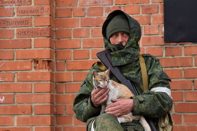 News Themen der Woche KW13 MARIUPOL, UKRAINE â€“ APRIL 3, 2022: A serviceman holds a cat. The Russian Armed Forces are carrying out a special military operation in Ukraine. Nikolai Trishin TASS  TS12AF21
