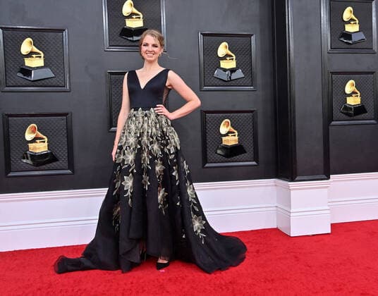 Aubrey Johnson arrives for the 64th annual Grammy Awards at the MGM Grand Garden Arena in Las Vegas, Nevada on Sunday, April 3, 2022.  LAV20220403312 JIMxRUYMEN