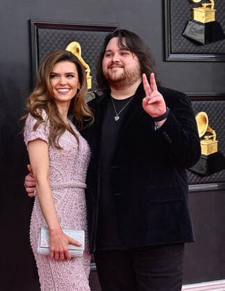 Andraia Allsop and Wolfgang Van Halen arrive for the 64th annual Grammy Awards at the MGM Grand Garden Arena in Las Vegas, Nevada on Sunday, April 3, 2022.  LAV20220403303 JIMxRUYMEN