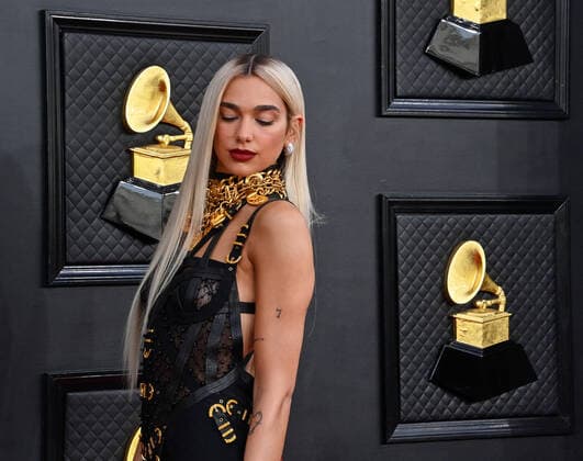 Dua Lipa arrives for the 64th annual Grammy Awards at the MGM Grand Garden Arena in Las Vegas, Nevada on Sunday, April 3, 2022.  LAV20220403438 JIMxRUYMEN