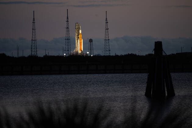 News Themen der Woche KW13 News Bilder des Tages April 3, 2022, Cape Canaveral, Florida, USA: NASA™s Space Launch System (SLS) rocket with the Orion spacecraft aboard is seen at sunrise atop a mobile launcher at Launch Complex 39B, Sunday, April 3, 2022, as the Artemis I launch team conducts the wet dress rehearsal test at NASA™s Kennedy Space Center in Florida. Ahead of NASA™s Artemis I flight test, the wet dress rehearsal will run the Artemis I launch team through operations to load propellant, conduct a full launch countdown, demonstrate the ability to recycle the countdown clock, and drain the tanks to practice timelines and procedures for launch. .Mandatory Credit: Joel Kowsky NASA via CNP Cape Canaveral USA - ZUMAs152 20220403_zaa_s152_008 Copyright: xJoelxKowskyx-xNASAxviaxCNPx