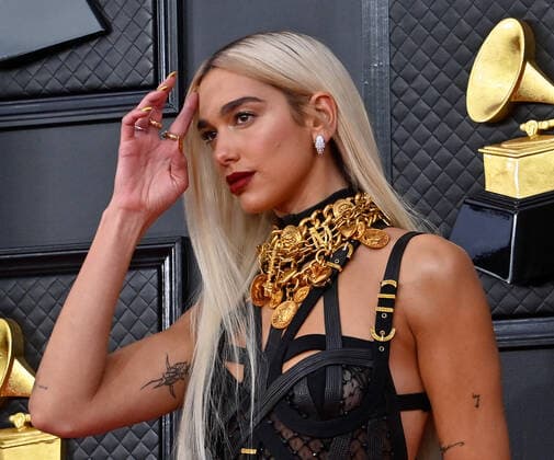 Dua Lipa arrives for the 64th annual Grammy Awards at the MGM Grand Garden Arena in Las Vegas, Nevada on Sunday, April 3, 2022.  LAV20220403444 JIMxRUYMEN