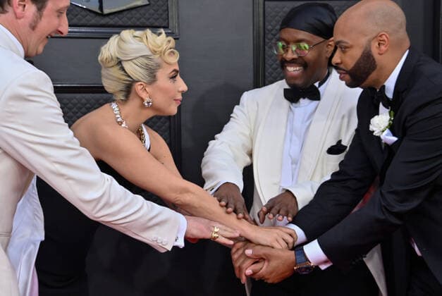 Entertainment Bilder des Tages Brian Newman, Lady Gaga, Michael Bearden, and Donald Barrett arrive for the 64th annual Grammy Awards at the MGM Grand Garden Arena in Las Vegas, Nevada on Sunday, April 3, 2022.  LAV20220403388 JIMxRUYMEN