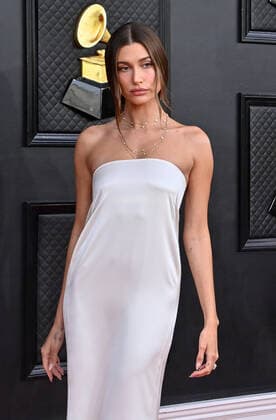 Hailey Bieber arrives for the 64th annual Grammy Awards at the MGM Grand Garden Arena in Las Vegas, Nevada on Sunday, April 3, 2022.  LAV20220403675 JIMxRUYMEN
