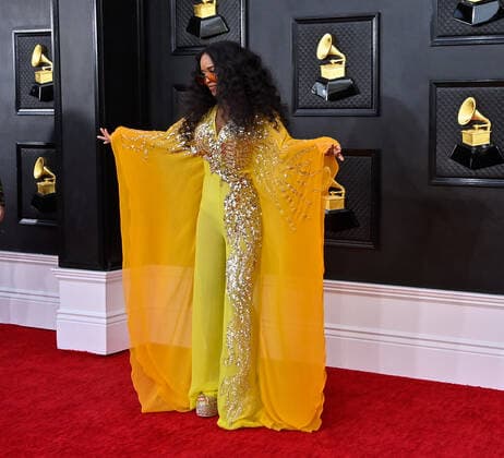 H.E.R. arrives for the 64th annual Grammy Awards at the MGM Grand Garden Arena in Las Vegas, Nevada on Sunday, April 3, 2022.  LAV20220403758 JIMxRUYMEN