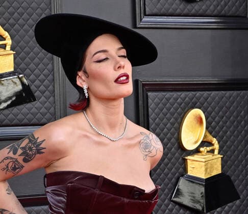 Halsey arrives for the 64th annual Grammy Awards at the MGM Grand Garden Arena in Las Vegas, Nevada on Sunday, April 3, 2022.  LAV20220403788 JIMxRUYMEN