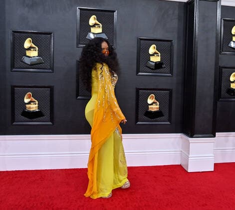 H.E.R. arrives for the 64th annual Grammy Awards at the MGM Grand Garden Arena in Las Vegas, Nevada on Sunday, April 3, 2022.  LAV20220403760 JIMxRUYMEN