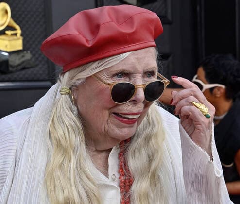 Joni Mitchell arrives for the 64th annual Grammy Awards at the MGM Grand Garden Arena in Las Vegas, Nevada on Sunday, April 3, 2022.  LAV20220403901 JIMxRUYMEN