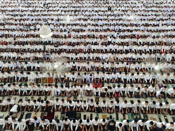 News Themen der Woche KW13 News Bilder des Tages April 3, 2022: MEDAN, INDONESIA - APRIL 03, 2022 : The students of the Ar-Raudhatul Hasanah Islamic boarding school form a circle during a mass tadarus during Ramadan month in Medan, North Sumatra, Indonesia on April 03, 2022. The activity, which was attended by thousands of students at the Islamic boarding school, is a routine activity carried out during Ramadan. - ZUMAys1_ 20220403_zaf_ys1_008 Copyright: xAhmadxRidwanxNasution SijorixImax