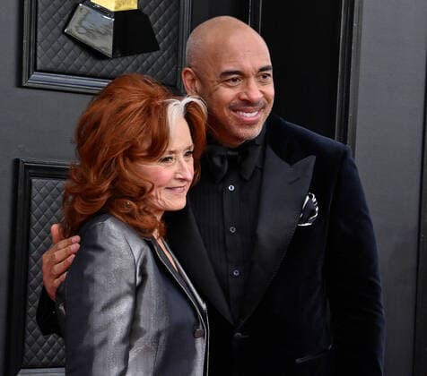 Bonnie Raitt and Harvey Mason jr. arrive for the 64th annual Grammy Awards at the MGM Grand Garden Arena in Las Vegas, Nevada on Sunday, April 3, 2022.  LAV20220403850 JIMxRUYMEN