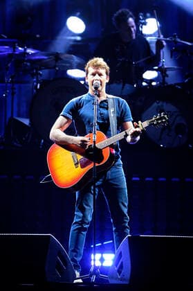 James Blunt live at a concert of his The Stars Beneath My Feet Tour at ZAG Arena, Hannover, 03 04 2022 Foto:xU.xStammx xFuturexImage
