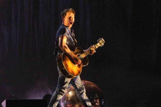 James Blunt live at a concert of his The Stars Beneath My Feet Tour at ZAG Arena, Hannover, 03 04 2022 Foto:xU.xStammx xFuturexImage