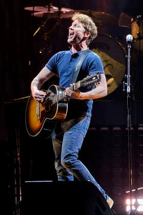 James Blunt live at a concert of his The Stars Beneath My Feet Tour at ZAG Arena, Hannover, 03 04 2022 Foto:xU.xStammx xFuturexImage