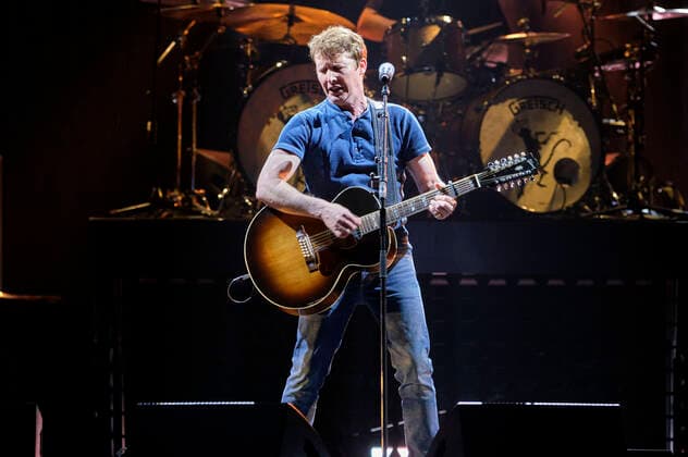 James Blunt live at a concert of his The Stars Beneath My Feet Tour at ZAG Arena, Hannover, 03 04 2022 Foto:xU.xStammx xFuturexImage