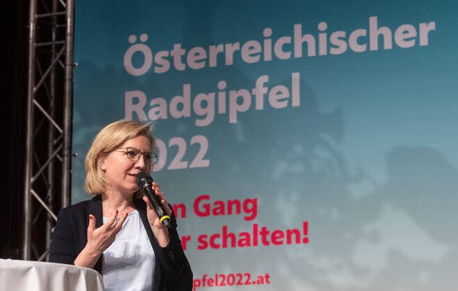 20220404 13. Radgipfel - Offensive von Bund - Laendern - Gemeinden zur Staerkung des Radverkehrs WIEN, OESTERREICH - 4. APRIL: Infrastrukturministerin Leonore Gewessler (Gruene) bei der Eroeffnung des 13. Radgipfels, einer Offensive von Bund, Laendern und Gemeinden zur Staerkung des Radverkehrs im Rathaus am 4. April 2022 in Wien, Oesterreich. 220404_SEPA_32_002 Copyright: xMartinxJuenx SEPAxMedia