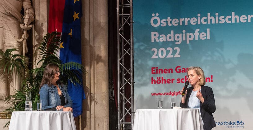 20220404 13. Radgipfel - Offensive von Bund - Laendern - Gemeinden zur Staerkung des Radverkehrs WIEN, OESTERREICH - 4. APRIL: Stadtraetin fuer Innovation, Stadtplanung und Mobilitaet Ulli Sima (SPOE) und Infrastrukturministerin Leonore Gewessler (Gruene) bei der Eroeffnung des 13. Radgipfels, einer Offensive von Bund, Laendern und Gemeinden zur Staerkung des Radverkehrs im Rathaus am 4. April 2022 in Wien, Oesterreich. 220404_SEPA_32_006 Copyright: xMartinxJuenx SEPAxMedia