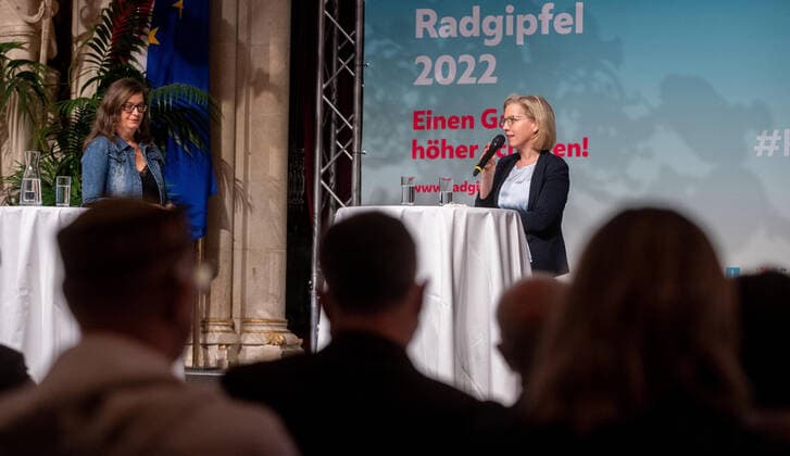20220404 13. Radgipfel - Offensive von Bund - Laendern - Gemeinden zur Staerkung des Radverkehrs WIEN, OESTERREICH - 4. APRIL: Stadtraetin fuer Innovation, Stadtplanung und Mobilitaet Ulli Sima (SPOE) und Infrastrukturministerin Leonore Gewessler (Gruene) bei der Eroeffnung des 13. Radgipfels, einer Offensive von Bund, Laendern und Gemeinden zur Staerkung des Radverkehrs im Rathaus am 4. April 2022 in Wien, Oesterreich. 220404_SEPA_32_007 Copyright: xMartinxJuenx SEPAxMedia