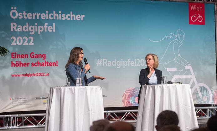 20220404 13. Radgipfel - Offensive von Bund - Laendern - Gemeinden zur Staerkung des Radverkehrs WIEN, OESTERREICH - 4. APRIL: Stadtraetin fuer Innovation, Stadtplanung und Mobilitaet Ulli Sima (SPOE) und Infrastrukturministerin Leonore Gewessler (Gruene) bei der Eroeffnung des 13. Radgipfels, einer Offensive von Bund, Laendern und Gemeinden zur Staerkung des Radverkehrs im Rathaus am 4. April 2022 in Wien, Oesterreich. 220404_SEPA_32_008 Copyright: xMartinxJuenx SEPAxMedia