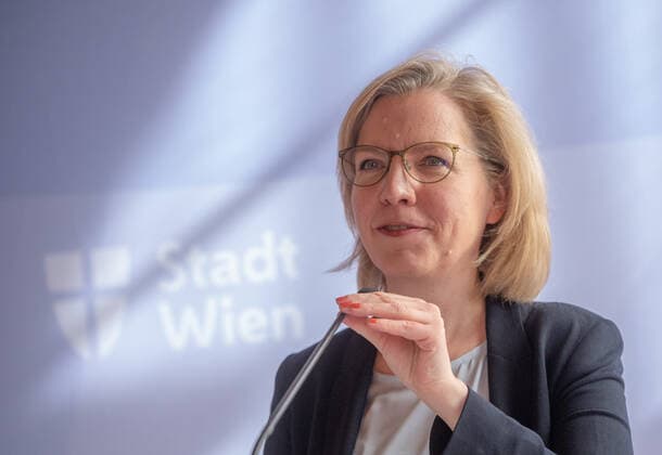 20220404 13. Radgipfel - Offensive von Bund - Laendern - Gemeinden zur Staerkung des Radverkehrs WIEN, OESTERREICH - 4. APRIL: Infrastrukturministerin Leonore Gewessler (Gruene) bei einer Pressekonferenz zum 13. Radgipfel, einer Offensive von Bund, Laendern und Gemeinden zur Staerkung des Radverkehrs im Rathaus am 4. April 2022 in Wien, Oesterreich. 220404_SEPA_32_009 Copyright: xMartinxJuenx SEPAxMedia