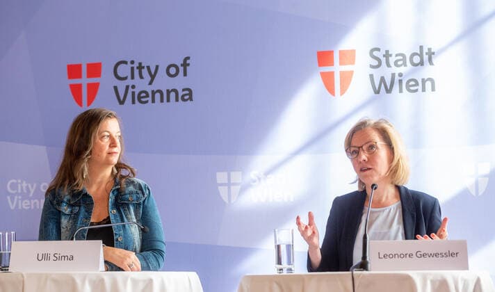 20220404 13. Radgipfel - Offensive von Bund - Laendern - Gemeinden zur Staerkung des Radverkehrs WIEN, OESTERREICH - 4. APRIL: Stadtraetin fuer Innovation, Stadtplanung und Mobilitaet Ulli Sima (SPOE) und Infrastrukturministerin Leonore Gewessler (Gruene) bei einer Pressekonferenz zum 13. Radgipfel, einer Offensive von Bund, Laendern und Gemeinden zur Staerkung des Radverkehrs im Rathaus am 4. April 2022 in Wien, Oesterreich. 220404_SEPA_32_013 Copyright: xMartinxJuenx SEPAxMedia