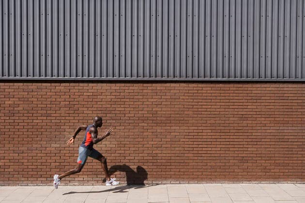 IMAGO Creative: 2022 Sport Favoriten IMAGO Creative: Sport in der Stadt Man Running Past Brick Wall, model released, , 10021806.jpg, 30s, Action, Active, Adult, African, American, Architecture, Athlete, Athletic, Bald, Black, Body, Brick, Building, City, Copyspace, Day, Energy, England, Exercise, Exterior, Fast, Fitness, Full Length, Health, Healthy, Horizontal, Leisure, London, Man, Motion, Muscular, One, Outdoors, Person, Profile, Recreation, Runner, Running, Shadow, Side View, Speed, Sport, Sportswear, Summer, Training, Urban, Wall, Workout, Young,