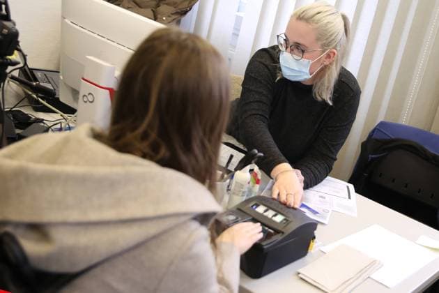 Pressetermin am Montag (04.04.2022) in Schwerin bei der neuen Erfassungsstelle für ukrainische Kriegsflüchtlinge. Bei der Erfassungsstelle in Schwerin-Görries wird an 6 Datenerfassungsgeräten gleichzeitig eine erkennungsdienstliche Erfassung der Flüchtlinge vorgenommen und die Identität abgeglichen. Dazu werden Kerndaten u. Fingerabdrücke erfasst. Außerdem wird ein Foto erstellt. Die Registrierungsgeräte (PIK = Personalisierungsinfrastrukturkomponenten) sind dabei mit den Datenbanken des Bundes verbunden. So u.a. mit dem Ausländerzentralregister. Die Erfassungsstelle des Landes für ukrainische Kriegsflüchtlinge in Schwerin soll die kommunalen Ausländerbehörden im Land bei der Registrierung der Kriegsflüchtlinge entlasten. Das heißt, die Kom