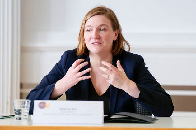 Press conference of the Rhineland-Palatinate State Music Council on the instrument of the year 2022, The drumset as the instrument of the year 2022 presented Minister of Culture Katharina Binz 04 04 22